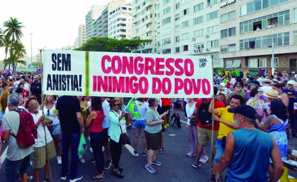 As manifestações populares tomaram as ruas do país no domingo (21) e mostraram que o povo mobilizado pode forçar o Congresso Nacional a aprovar pautas de interesse dos trabalhadores. Dirigentes sindicais bancários participaram dos protestos