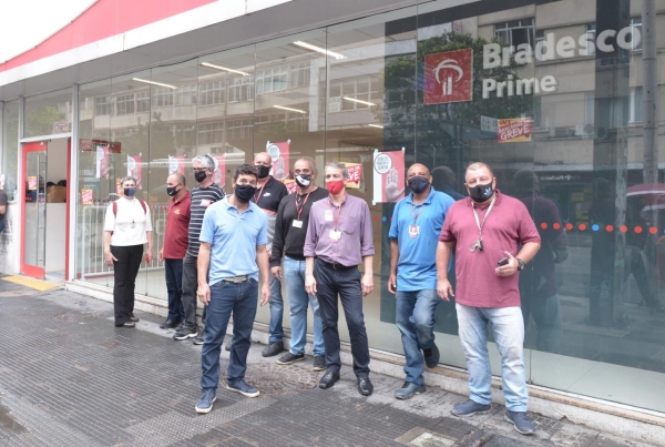 Os bancários do Rio paralisaram agências no bairro de Botafogo, em protesto contra as demissões no Bradesco. Santander e Itaú também continuam dispensando funcionários em massa