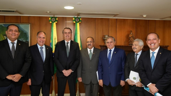 DIGA-ME COM QUEM ANDAS - Jair Bolsonaro com o senador Chico Rodrigues (D), do DEM de Roraima. O parlamentar foi escolhido pelo Presidente da República como vice-líder do governo no Senado 