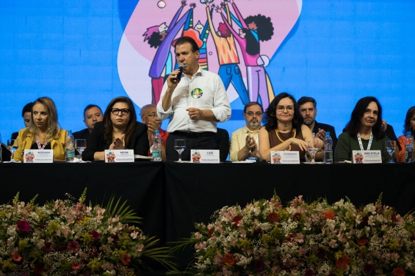 Marinho em seu discurso na abertura da 27ª Confereência Nacional dos Bancários, falou sobre a importância de reeeleger Lula e um novo Congresso Nacional. Foto cedida pela Contraf-CUT.