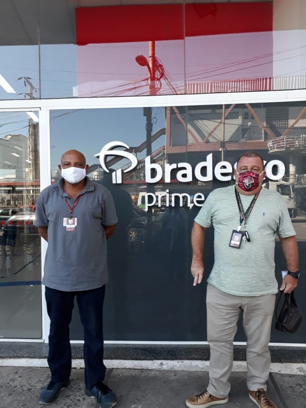 EM DEFESA DA CATEGORIA - Arlensen Tadeu e Sérgio Menezes foram verificar a situação dos funcionários do Bradesco Prime, em Madureira, após três bancários terem sido afastados por causa do coronavírus