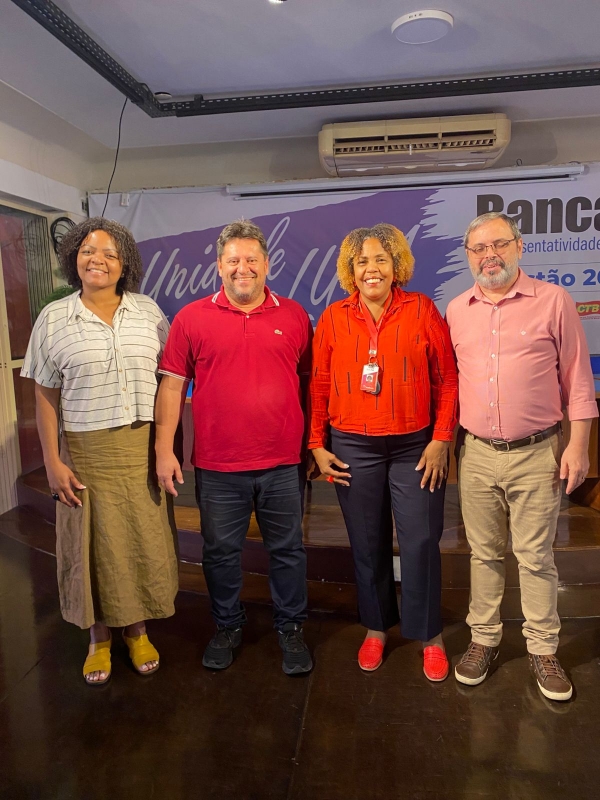 Claudia Regina, do Bradesco - entre José Ferreira (D), Edelson Figueiredo e Dênia Almeida – comemorou a sua reintegração e agradeceu o apoio que teve do Sindicato