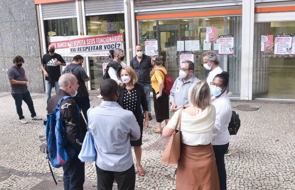 Sindicato atrasa entrada em agências do Itaú e conversa com bancários