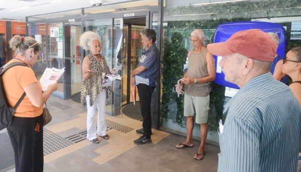 As diretoras do Sindicato do Rio Maria Izabel e J&ocirc; Ara&uacute;jo explicam &agrave; popula&ccedil;&atilde;o, em Campo Grande, que a demora no atendimento &eacute; consequ&ecirc;ncia do fechamento de ag&ecirc;ncias e das demiss&otilde;es promovidas pelos bancos