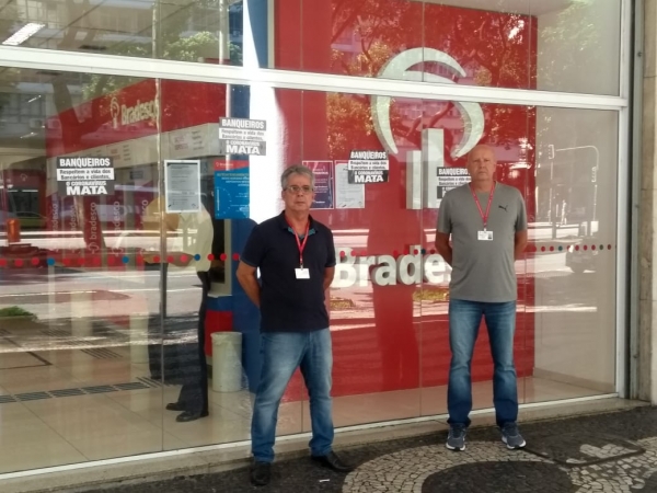 Os diretores do Sindicato Geraldo Ferraz e Ronaldo Fernandes foram à agência Presidente Vargas, no Centro e cobraram do Bradesco esclarecimentos sobre a situação e, se necessário, o fechamento da agência