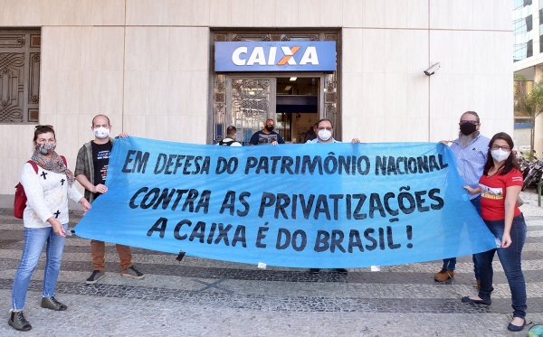 José Ferreira (centro) e dirigentes sindicais em paralisação na Caixa. A direção da empresa tenta inibir a organização de luta dos bancários criando meios de punir bancários que aderiram às paralisações. O Sindicato repudia a prática antissindical do banco