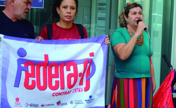 Maria Izabel (D), diretora do Sindicato e representante da COE: “A proposta está longe do que nós apresentamos, mas a gente conseguiu melhorar na mesa de negociação”