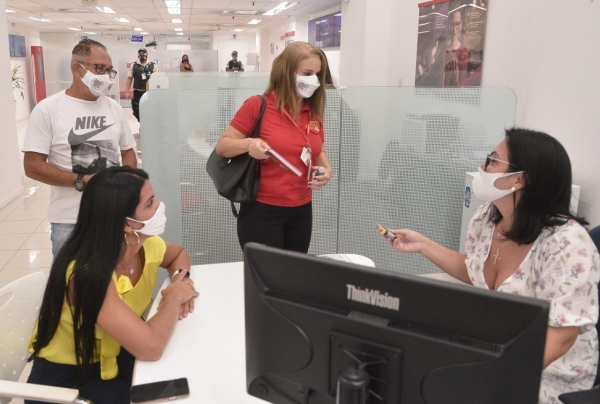 Diretoria do Sindicato visita agências no mês de aniversário  do Sindicato. Na foto a presidenta da entidade,  Adriana Nalesso, entrega lembrança a bancária.