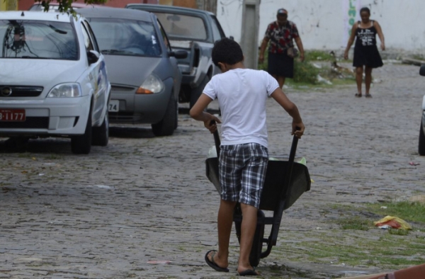 Deputada bolsonarista quer acabar com a infância legalizando o trabalho infantil
