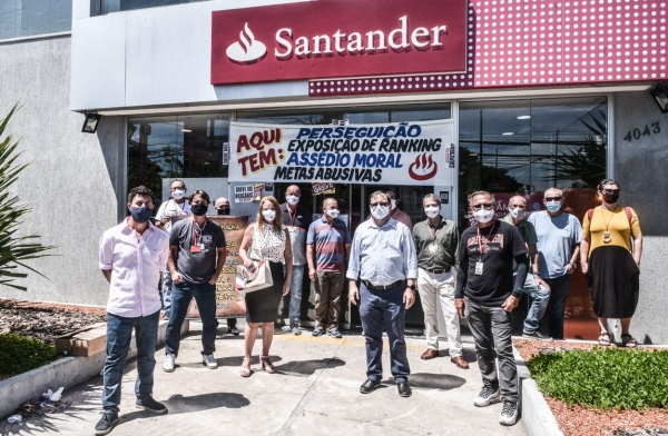 O Sindicato protestou contra perseguição a dirigente sindical em uma agência na Barra da Tijuca. A sindicalista havia denunciado ranqueamento e pressão por metas na unidade e foi transferida logo em seguida