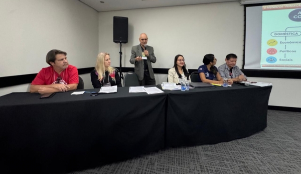 Marcos Vicente (E) acompanha a palestra do professor Moises Marques, num dos painéis do Encontro Nacional dos Funcionários do Santander 
