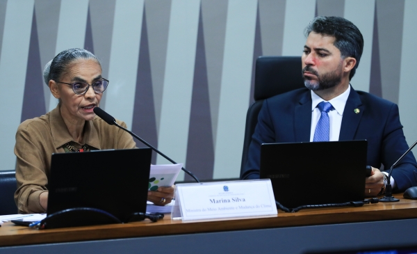 A ministra do Meio Ambiente Marina Silva disse que as agressões que sofreu por parte de senadores, como Marcos Rogério (PL-RO), ao seu lado, não vão intimidá-la na sua posição em defesa da preservação ambiental e da exploração econômica sustentável 