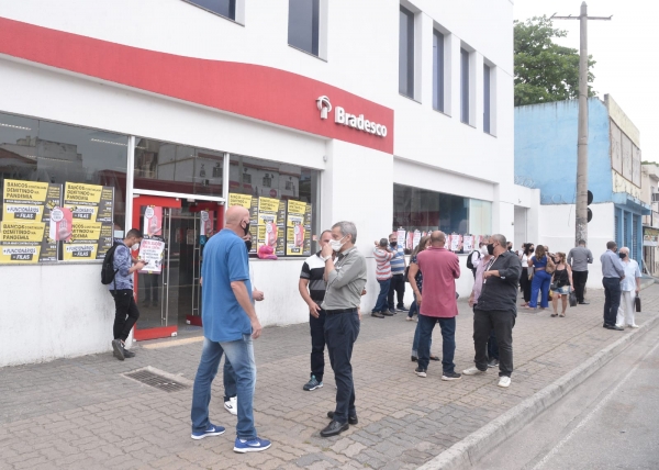 Sindicalistas dialogaram com funcionários e clientes e protestaram contra as demissões no Bradesco