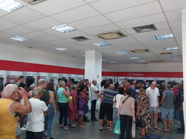 Com demissões e número insuficiente de caixas eletrônicos, clientes, impedidos de entrar na agência Campo Grande, se aglomeram no auto-atendimento