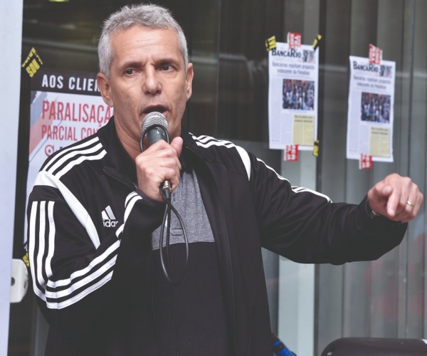 BASTA DE DEMISSÕES – O vice-presidente da Contraf-CUT, Vinícius Assumpção, criticou a postura dos bancos nas negociações e disse que o povo brasileiro pode dar a resposta ao golpe nas eleições deste ano. Dirigentes sindicais durante a paralisação de uma das 28 agências bancárias, na Rio Branco
