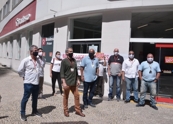 Diretores do Sindicato durante paralisação dos bancários da agência e Regional no Bradesco da Senador Dantas, no Centro do Rio