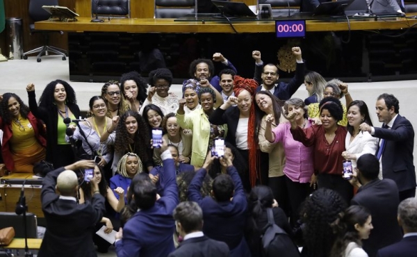 Deputados comemoram a aprovação do projeto em Plenário. Foto: Agência Câmara de Notícias.