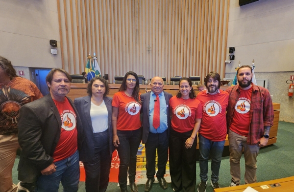 Marcos Vicente (E) com outros dirigentes sindiciais e o deputado disrital do DF Chico Vigilante, do PT (de paletó), na Audiência Pública, em Brasília 