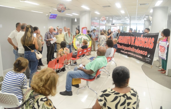 O Procon-RJ multou ag&ecirc;ncias do Ita&uacute; e do Bradesco por descumprimento da Lei Antifilas, acompanhado por dirigentes sindicais e do deputado estadual Carlos Minc (PSB-RJ) 