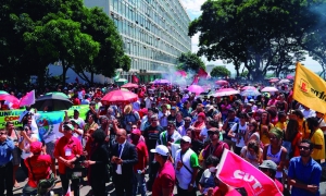 No dia previsto para a votação em primeiro turno, no Senado, para a reforma da Previdência, trabalhadores vão à Brasília protestar contra a proposta