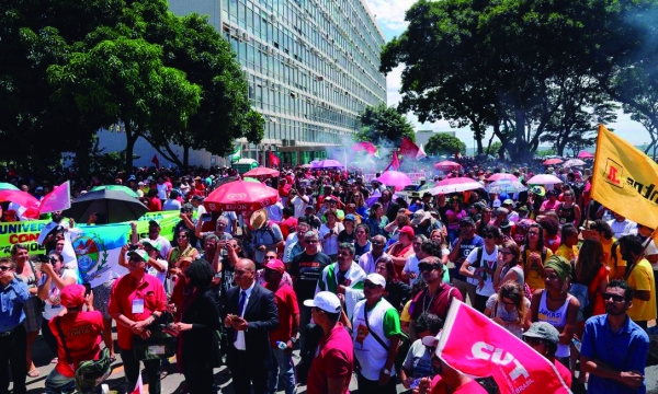 No dia previsto para a votação em primeiro turno, no Senado, para a reforma da Previdência, trabalhadores vão à Brasília protestar contra a proposta