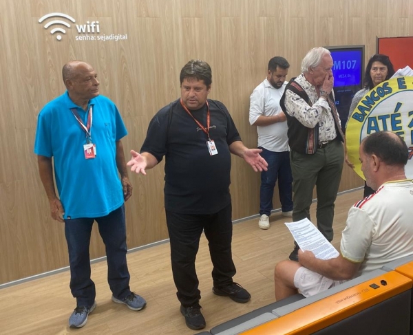 O diretor de Sa&uacute;de do Sindicato Edelson Figueiredo, acompanhado de v&aacute;rios outros dirigentes sindicais, de fiscais do Procon e do deputado estadual Carlos Minc (PSB), registraram irregularidades no atendimento nas ag&ecirc;ncias do Ita&uacute; e do Bradesco 