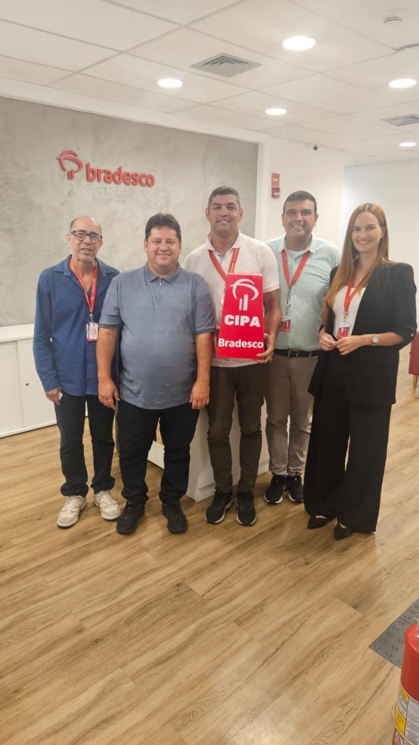 Na foto, &agrave; esquerda, os diretores do Sindicato Wanderlei de Souza e Edelson Figueiredo, acompanhados por banc&aacute;rias e banc&aacute;rios do pr&eacute;dio de Botafogo do Bradesco. Foto amadora.