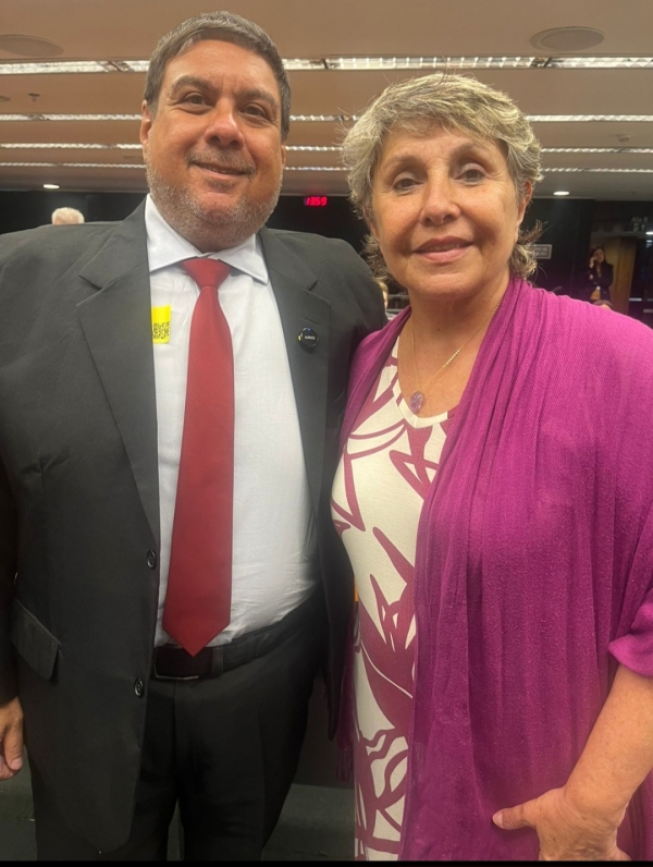 O diretor do Sindicato Alexandre Batista ao lado da deputada federal Érika Kokay (PT-DF): busca de apoio de parlamentares para a luta do funcionalismo do BB