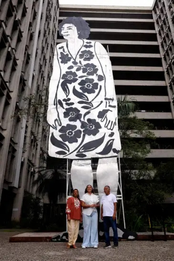 A escultura “Marielle Franco – Corte Seco”, do artista contemporâneo Paulo Nazareth, foi criada em 2021 para a 34ª Bienal de São Paulo, a obra faz parte da série Corte Seco, composta por peças em grandes dimensões que retratam figuras negras. Foto: Tânia Rêgo/Agência Brasil.