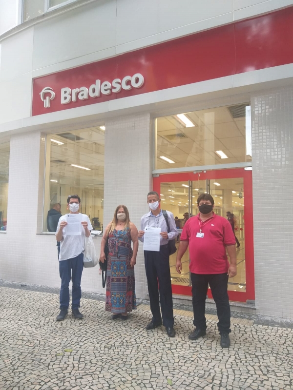 Agnaldo de Freitas Pinto e Antonio Edson Rampani, ambos do Bradesco, aliviados com suas reintegrações, ao lado dos diretores do Sindicato Nanci Furtado e Edelson Figueiredo (D)