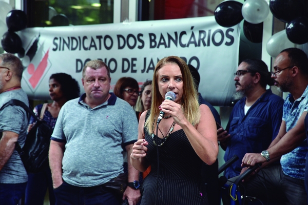 Presidenta do Sindicato, Adriana Nalesso, lembra da história de conquistas dos bancários e de lutas por justiça social e democracia