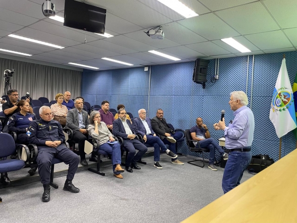Mario Dal Poz, diretor do Instituto de Medicina Social da UERJ, falou da pesquisa que será feita sobre doenças vinculadas à atividade profissional das categorias mais afetadas, entre elas a bancária. José Ferreira e Edelson Figueiredo estiveram na plateia acompanhando a explanação