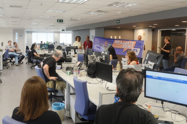Os diretores do Sindicato do Rio, Carla Guimarães e Caco, na atividade no Passeio Corporate. O ato fez parte da campanha nacional em defesa do Saúde Caixa 