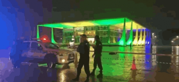 Possível atentado terrorista matou uma pessoa em frente ao prédio do STF