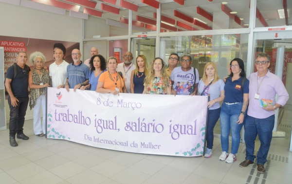 Visita a ag&ecirc;ncias de Campo Grande combinou a luta contra demiss&otilde;es e o fechamento de ag&ecirc;ncias, com a mobiliza&ccedil;&atilde;o pelo fim da viol&ecirc;ncia  contra a mulher. Foto:Nando Neves.