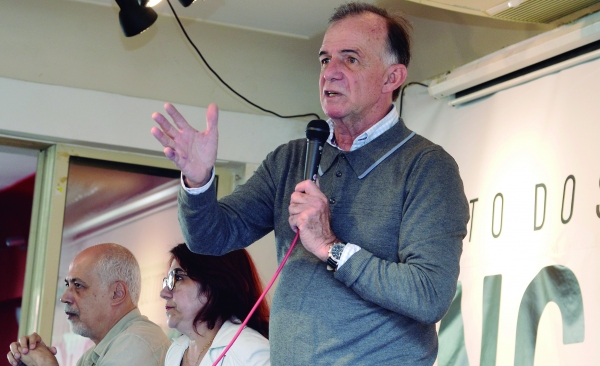  Bancário e jornalista, Paulo Salvador disse que brasileiros precisam conhecer as mídias do campo popular para criar um contraponto à imprensa tradicional