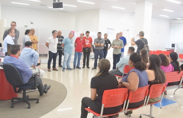 Sindicato do Rio faz protestos contra extinção de agências. Na foto, manifestação em Bonsucesso