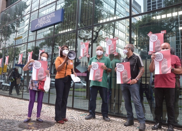 JUNTOS SOMOS MAIS FORTES - A diretora do Sindicato e membro da COE, Marlene Miranda (segunda à esquerda) durante a manifestação dos bancários contra as demissões no Mercantil do Brasil, no Centro do Rio