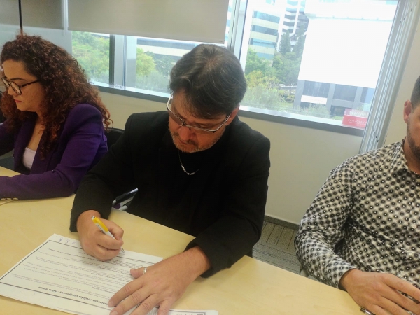 O diretor do Sindicato do Rio e representante da COE, Marcos Vicente, assina o Acordo Coletivo de Trabalho dos funcionários do Santander, em São Paulo