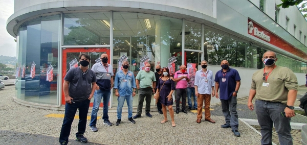 NA LINHA DE FRENTE – Diretores do Sindicato passaram todo o dia apoiando a paralisação dos bancários do Bradesco nas unidades da Barra da Tijuca