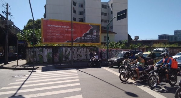 Os bancários voltaram a protestar contra as demissões a arbitrariedades do Santander com outdoors espalhados na cidade do Rio de Janeiro