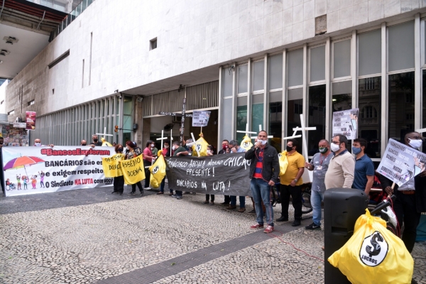 O prédio do Barrosão, da Caixa Econômico Federal, palco de muitas lutas históricas da categoria, foi o local escolhido para o encerramento do ato público organizado pelo Sindicato do Rio