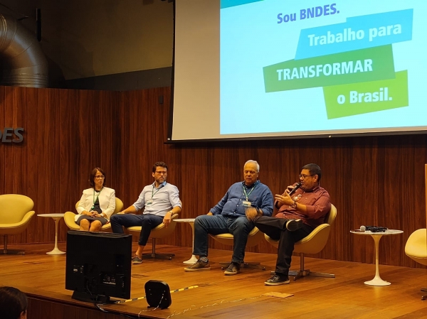 O diretor executivo de Bancos Públicos do Sindicato dos Bancários do Rio, Alexandre Batista (D) defendeu, em reunião no BNDES, mais associados para fortalecimento da representação sindical