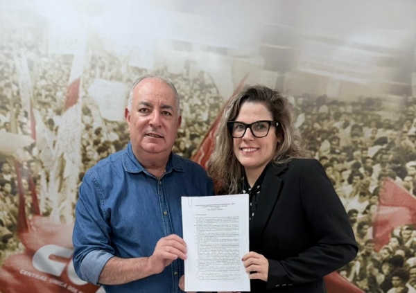 O presidente da CUT S&eacute;rgio Nobre apresenta o projeto de atualiza&ccedil;&atilde;o sindical &agrave; advogada da Uni&atilde;o, M&ocirc;nica Casartelli.
