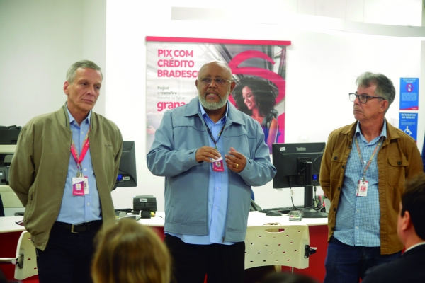 Almir Aguiar entre Leuver Ludolff (E) e Geraldo Ferraz numa atividade dos funcion&aacute;rios do Bradesco: press&atilde;o do Sindicato solucionou problemas no t&iacute;quete Alelo 