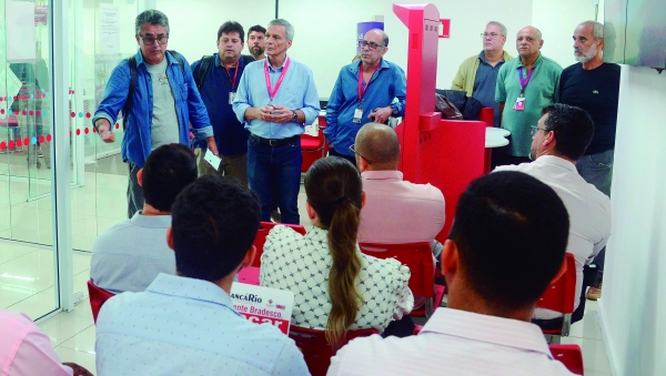 Os dirigentes sindicais distribuíram panfletos e dialogaram com a população de como proceder para denunciar o banco aos órgãos fiscalizadores a fim de garantir seus direitos de consumidores