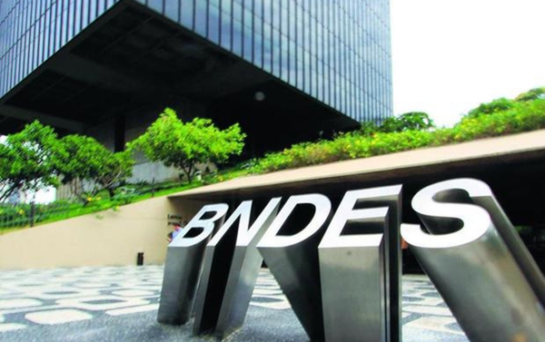 A direção do BNDES mantém a política de ataques aos direitos dos funcionários, criando um impasse nas negociações