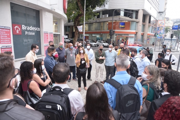 O Sindicato protestou contra as demissões no Bradesco, mais um banco a descumprir o acordo com a categoria e dispensar funcionários durante a pandemia