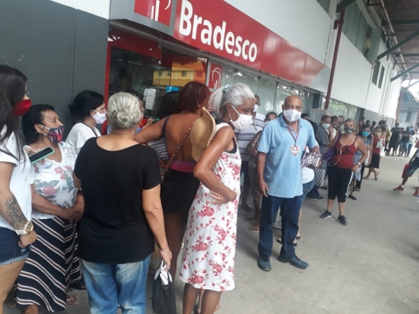 Arlensen Tadeu, diretor do Sindicato do Rio, explica aos clientes que as demissões são a causa do aumento das filas e da piora do atendimento no Bradesco