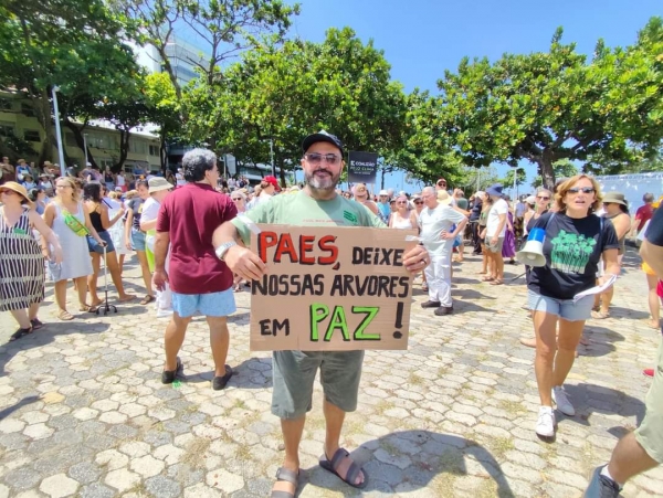 Jacy Menezes, diretor executivo de Meio Ambiente da Federa-RJ participou do protesto dos moradores contra a decisão da Prefeitura de cortar 130 árvores no Jardim de Alah, no Leblon